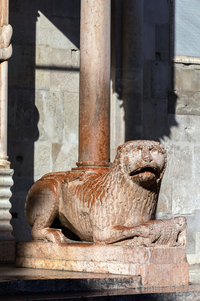中世纪狮子雕像