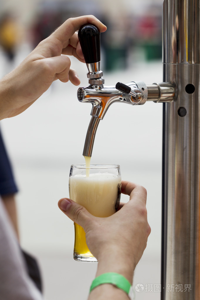 明亮的金属啤酒水龙头