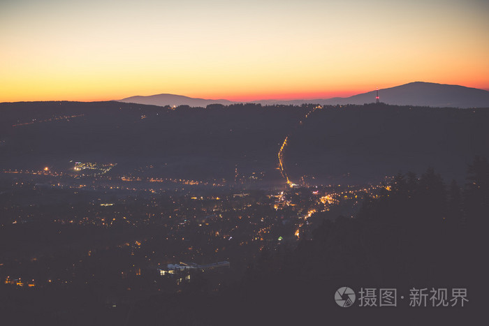 在晚上的小城镇景观。山城镇后一个鸟瞰视图