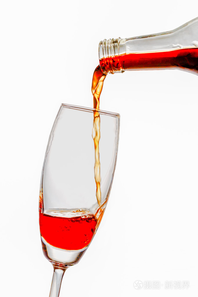 倒酒入杯,在白色背景上