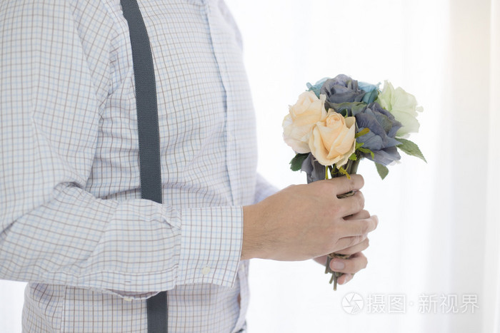 软焦点男子手持鲜花花束