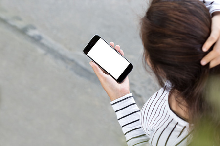 第三人在手机上看的女人,走在路上,第三人称视角照片