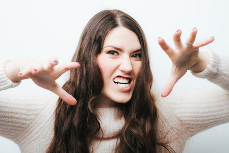 女孩像一只老虎的咆哮照片