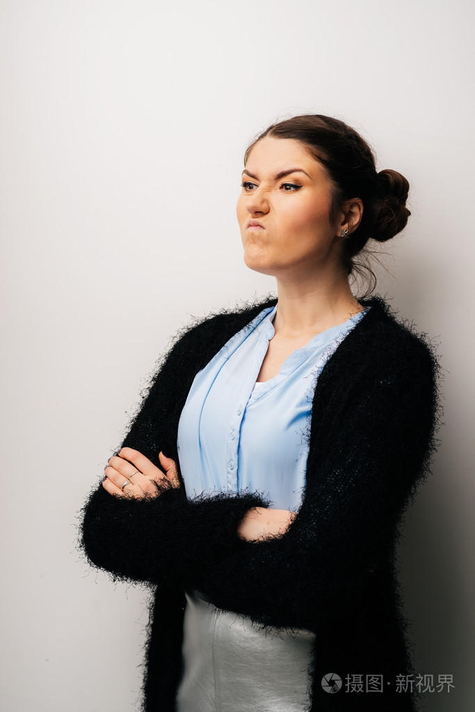 年轻愤怒的女人