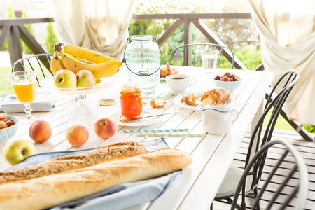 夏季室外欧式早餐在花园露台图片