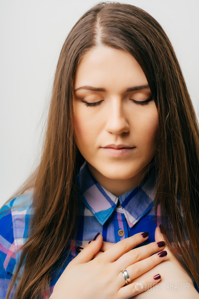 手放在胸部的女人照片-正版商用图片1od6fk-摄图新视界