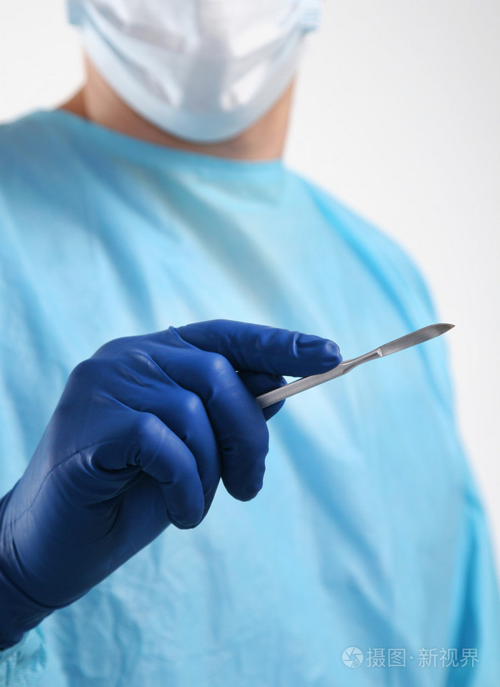 男人的外科医生持有一把手术刀
