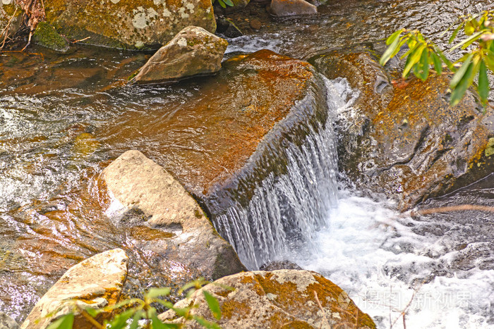 在山中的小溪梯级小