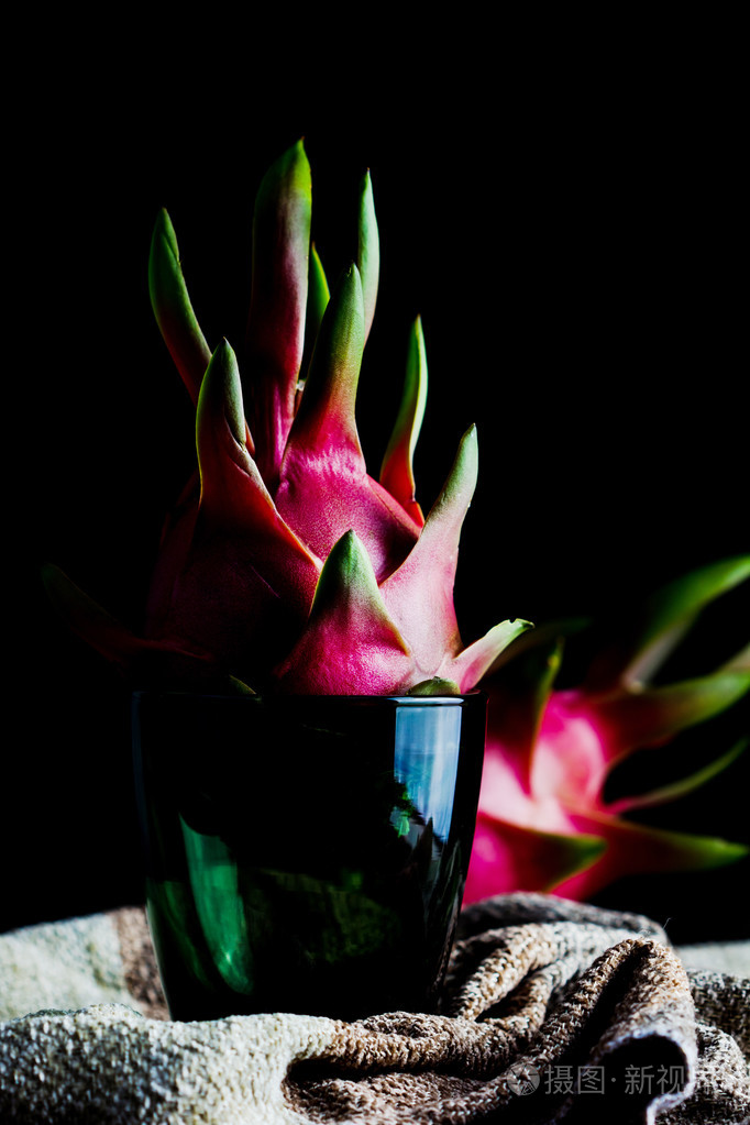 火龙果在黑色背景上的玻璃