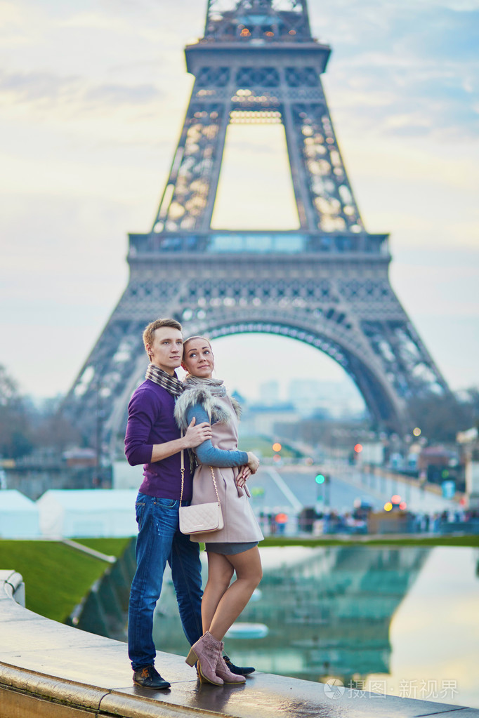 在法国巴黎的埃菲尔铁塔附近对浪漫的情侣