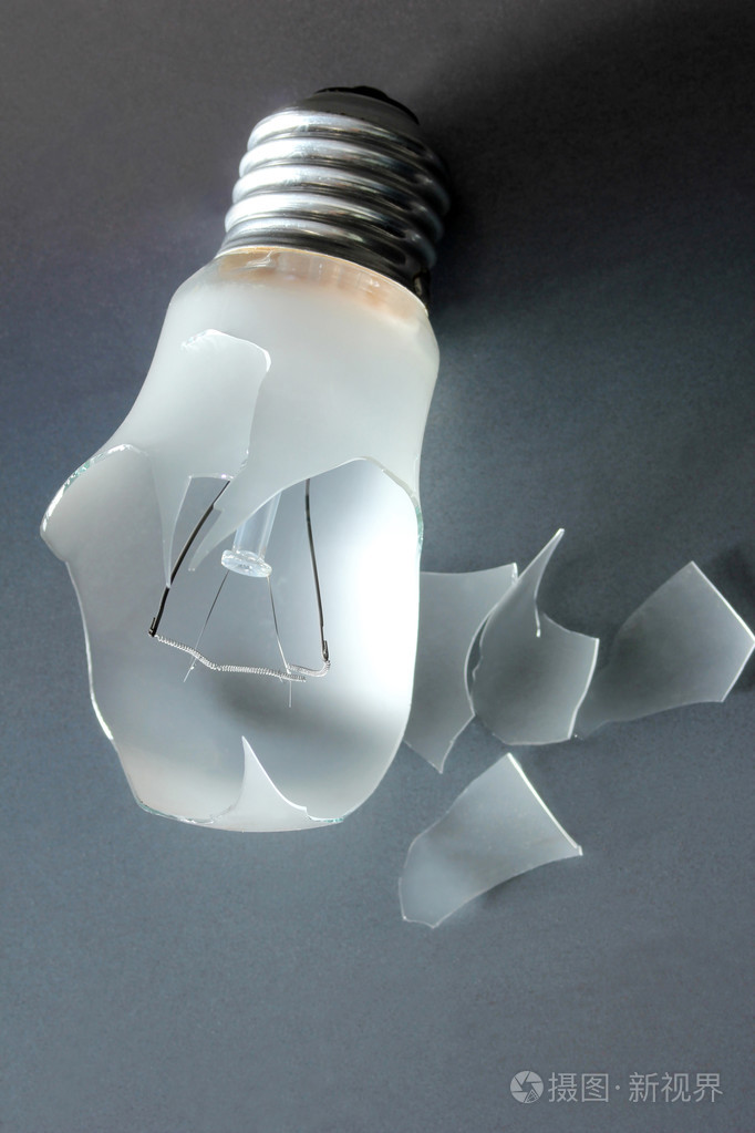 在金属板上的破碎的灯泡