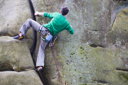推着石头上山图片-推着石头上山素材-推着石头上山插画-摄图新视界