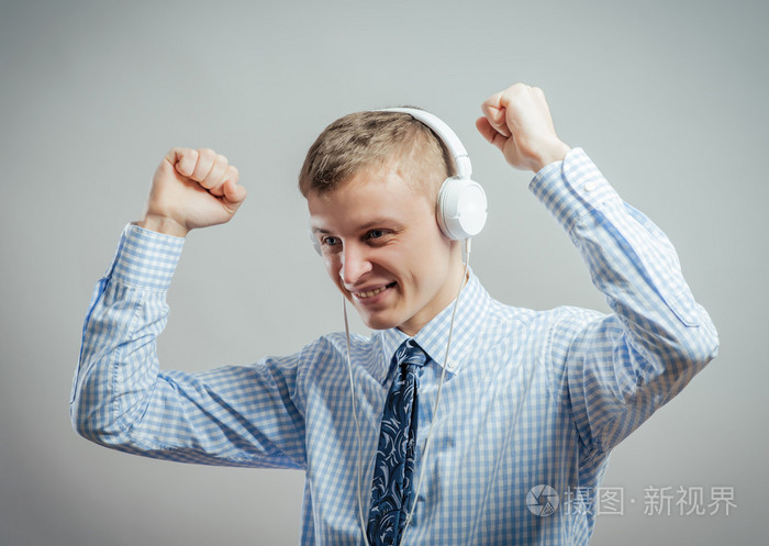 快乐的人听听音乐