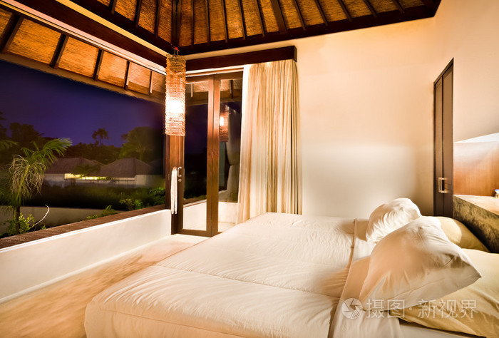 夜间室外卧室开灯