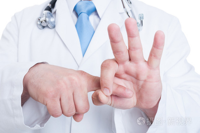 男医生展示性的姿态手指在孔