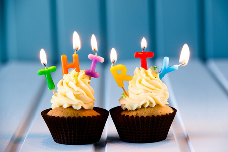 十岁生日与为 30三十岁生日蜡烛的蛋糕照片