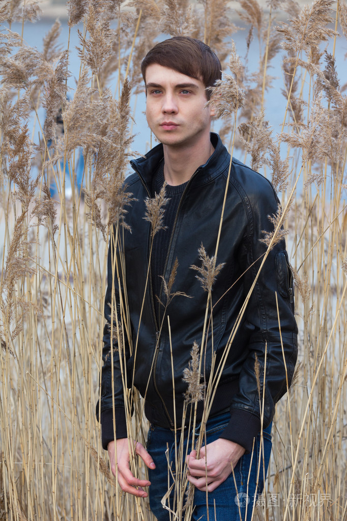 男孩在公园散步莫斯科俄罗斯