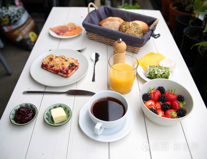 在一张白色的桌子精致早餐