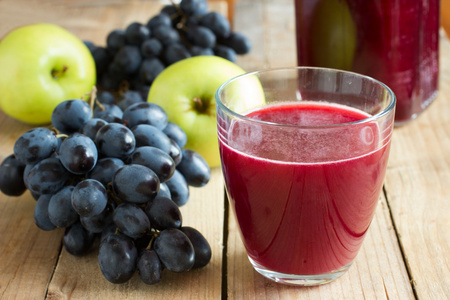 葡萄和苹果汁照片