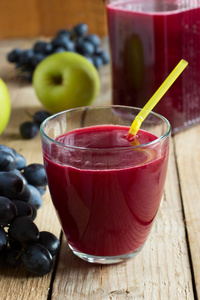葡萄和苹果汁照片