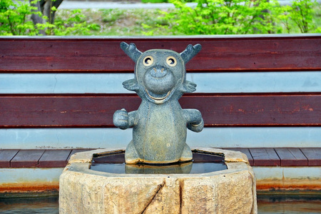 小可爱龙雕塑在脚温泉图片