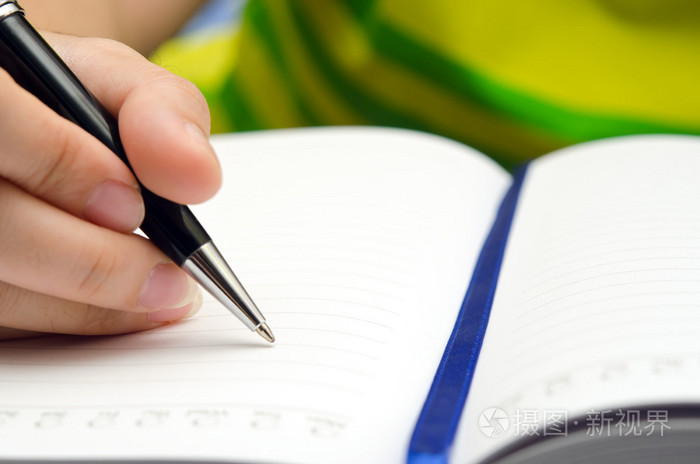 写活动与一支钢笔和一本书