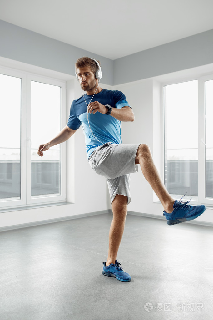 男人锻炼健身男模特在室内锻炼