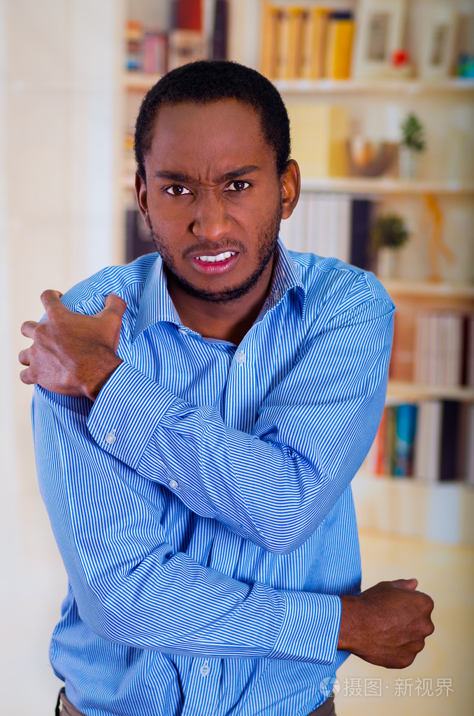 这张照片,男人用手抱着肩膀疼痛熟练