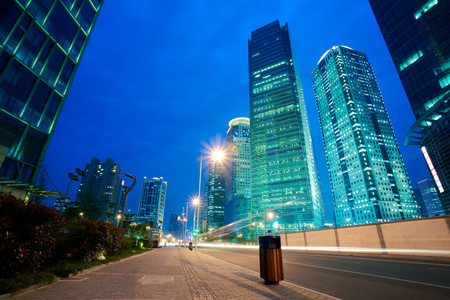 路光迹在街景办公大楼在上海图片