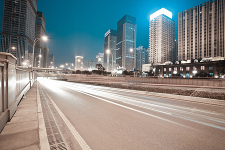 城市建筑的街景和路的夜景图片