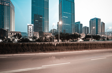 城市建筑的街景和路的夜景图片