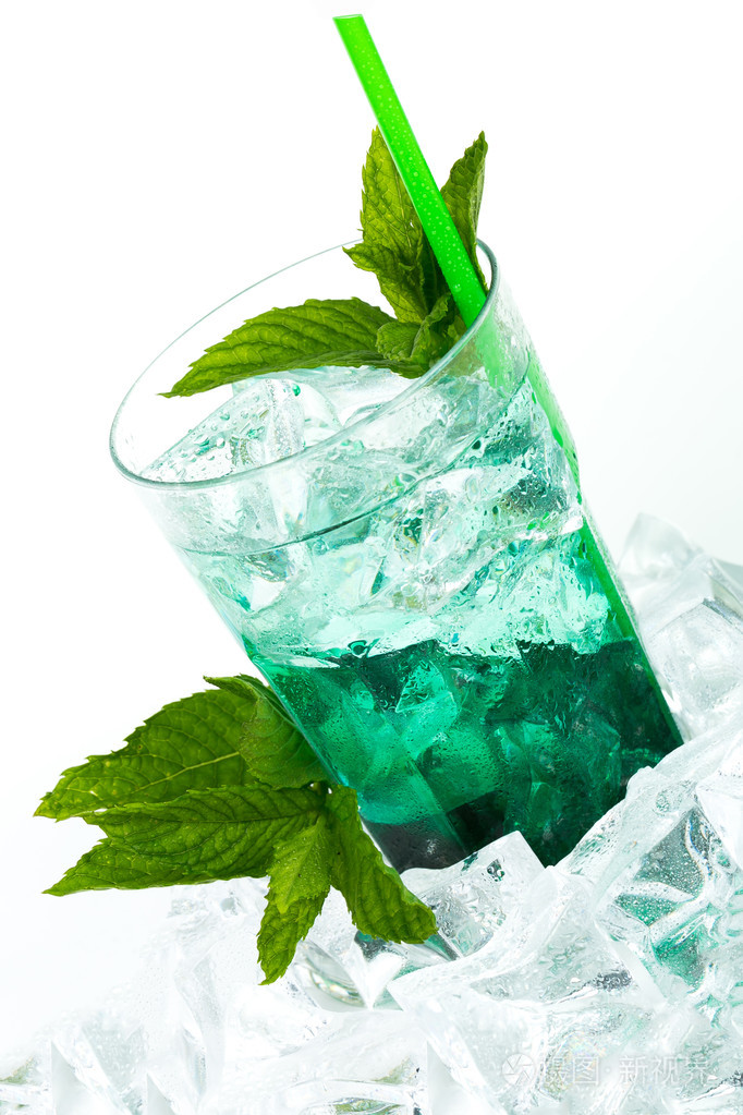 冰绿薄荷汁与补水和冰的多维数据集白色背景上孤立