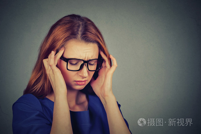 忧郁的年轻女子,在与担心眼镜强调面部表情