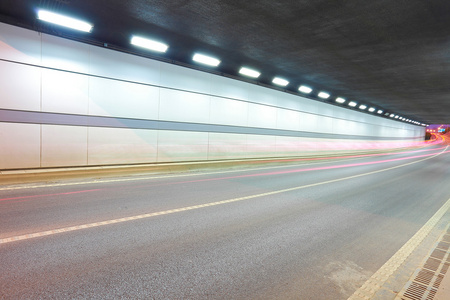 城市公路隧道的夜景图片