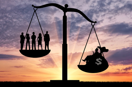 不普通社会不平等之间的丰富和普通的人照片