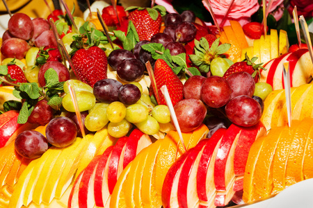 正宗自助餐,各种新鲜水果,浆果和柑橘类水果.