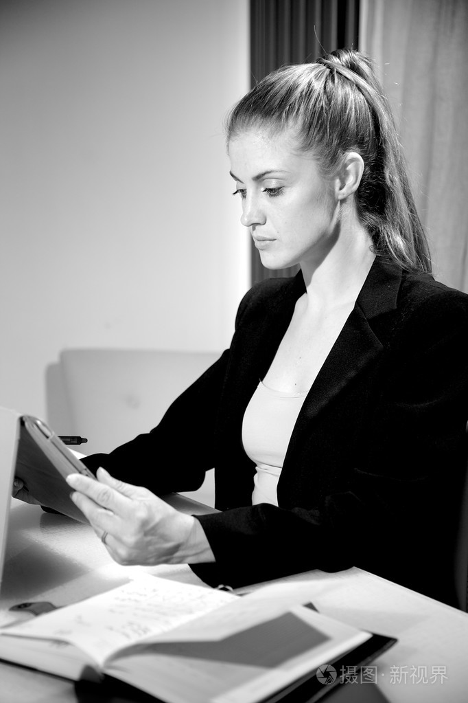 女商人,在办公室读片黑白肖像