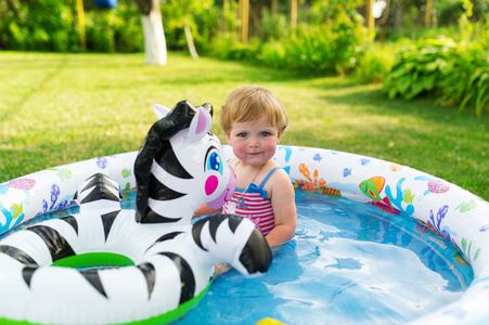 水上乐园女孩戏水图片