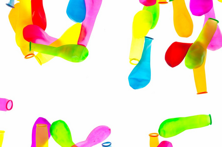 泄了气的彩色的气球,白色背景上孤立照片