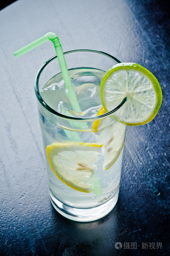 夏天喝冰镇柠檬水