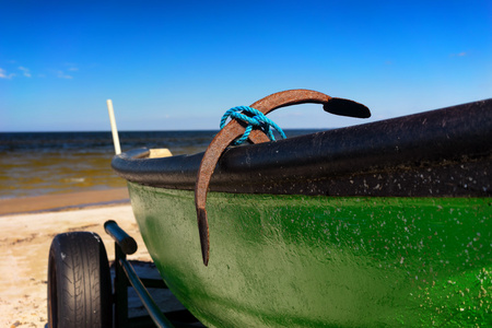 铁锚绿板捕鱼船上的铁锚摄影图