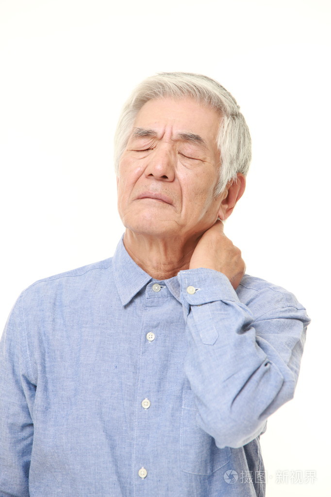日本老人患有颈部疼痛