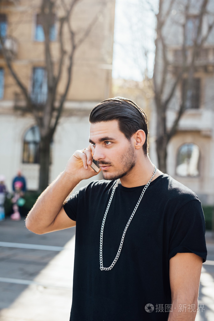 使用智能手机的意大利男孩