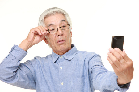 日本老人老花眼患者图片