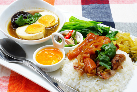 红烧的猪蹄饭酸辣酱照片