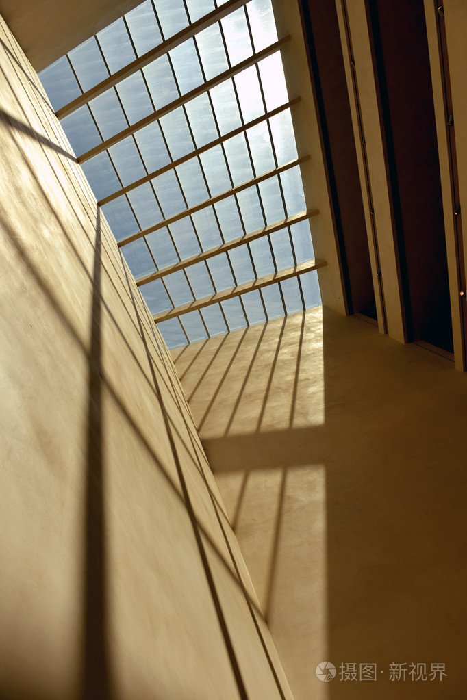 在屋顶的窗口底视图从窗口的入射光和墙上的影子