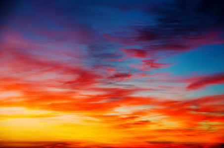 夕阳照亮了生动的天空抽象生动多彩的火烧云彩天空特写风景秀丽生动