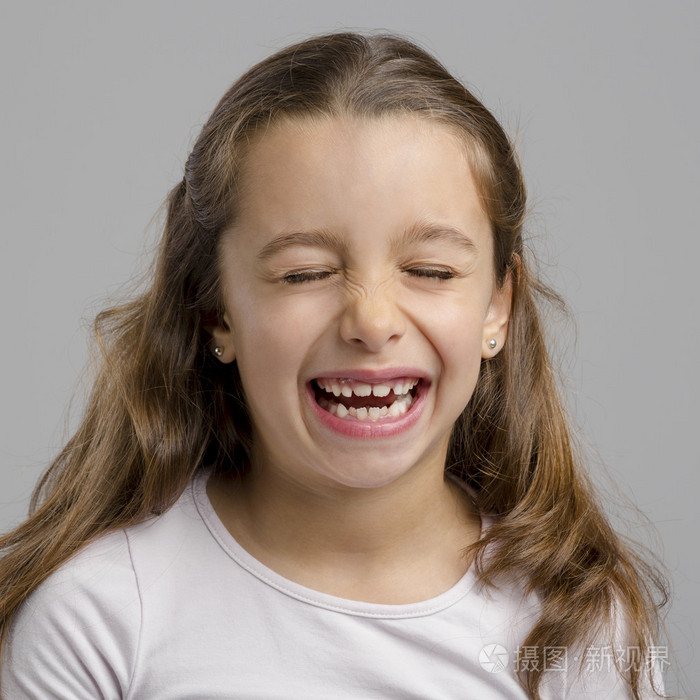 小女孩开心笑的表情包图片