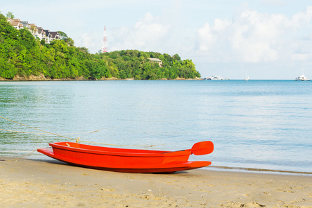 橙色小船在沙滩上图片