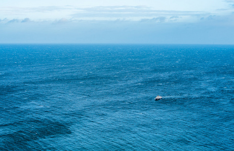 蓝色的大海表面蓝色的大海与帆船帆船海洋表面蔚蓝的大海水表面与纹波